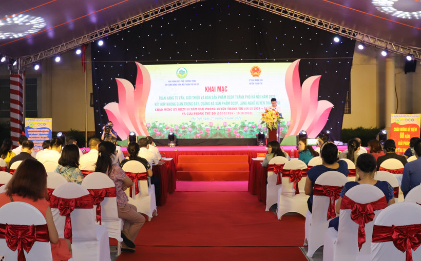 Quang cảnh buổi Lễ khai mạc Tuần hàng tư vấn, giới thiệu và bán sản phẩm OCOP Hà Nội năm 2022 kết hợp không gian trưng bày, quảng bá sản phẩm OCOP, làng nghề huyện Thanh Trì.