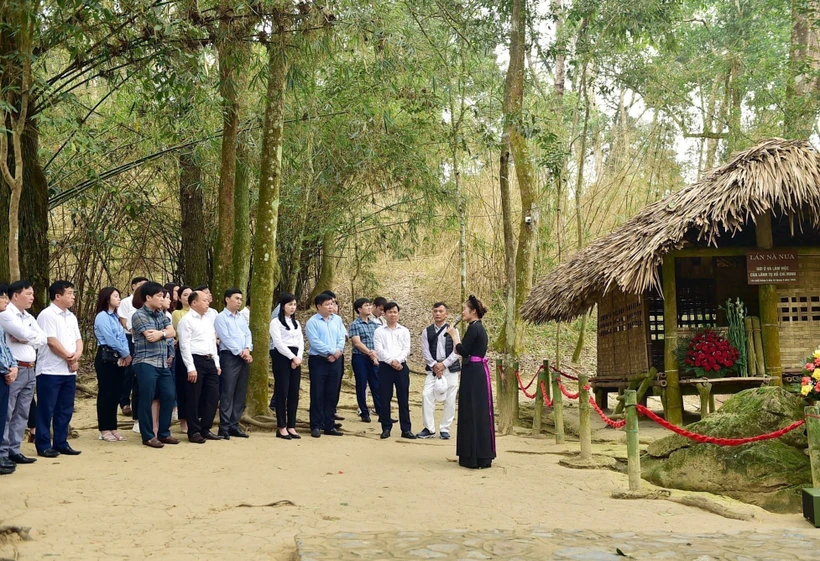 Du khách thăm lán Nà Nưa trong Khu di tích Quốc gia đặc biệt Tân Trào. Ảnh: TTXVN phát