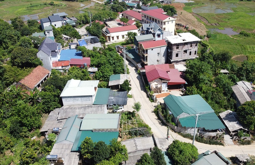 Xóm làng của bà con đồng bào dân tộc ở Hà Nội giờ không còn cảnh nhà cửa lụp xụp, không còn cảnh nước đọng đường lầy.