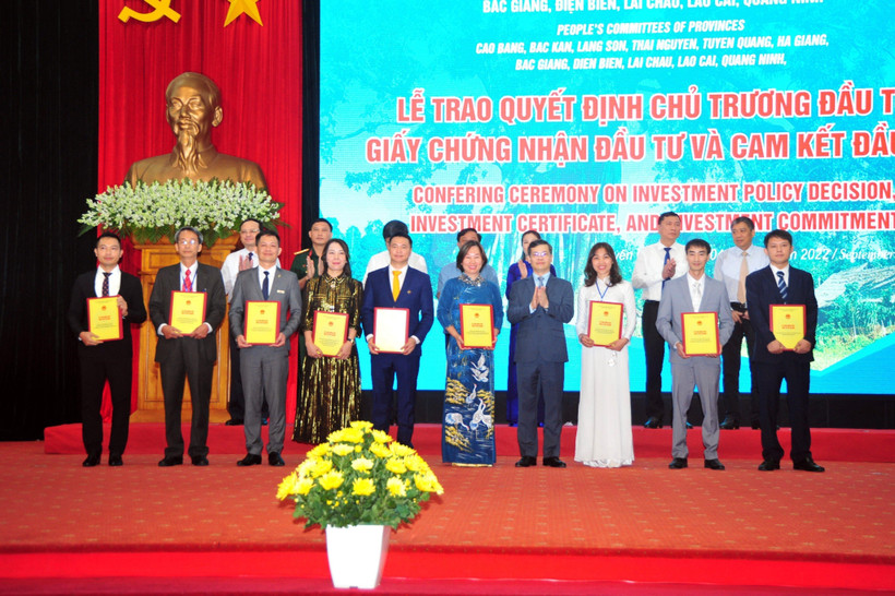 Chủ tịch Ủy ban Nhân dân tỉnh Tuyên Quang Nguyễn Văn Sơn trao Thỏa thuận hợp tác khai thác phát triển du lịch và Biên bản ghi nhớ hợp tác đầu tư cho các nhà đầu tư du lịch. Ảnh: Quang Cường - TTXVN