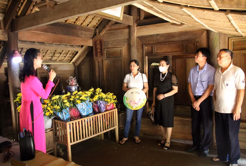 Du khách được hướng dẫn về kể về những câu chuyện về Bác Hồ. Ảnh: Văn Tý - TTXVN