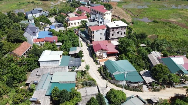 Xóm làng của bà con đồng bào dân tộc ở Hà Nội giờ không còn cảnh nhà cửa lụp xụp, không còn cảnh nước đọng đường lầy.