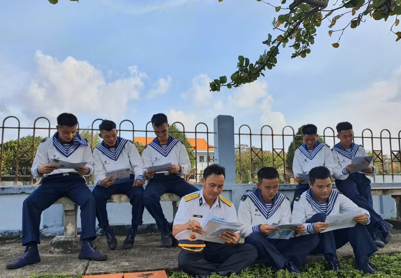 Các cán bộ, chiến sĩ đảo Trường Sa đọc thư của các em học sinh gửi từ Hà Nội. Ảnh: Nguyễn Cúc - TTXVN