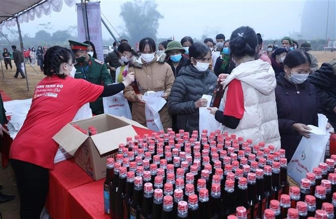 Hội chợ từ thiện 0 đồng cho 1.000 người dân trong Chương trình “Tết Nhân ái 2022”. Ảnh: Anh Tuấn - TTXVN