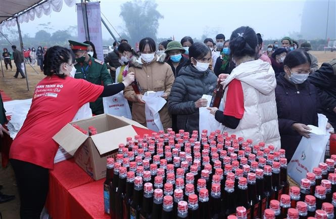 Hội chợ từ thiện 0 đồng cho 1.000 người dân trong Chương trình “Tết Nhân ái 2022”. Ảnh: Anh Tuấn - TTXVN