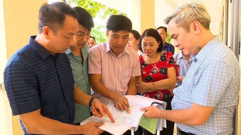 Phó Chủ tịch HĐND tỉnh Yên Bái Vũ Quỳnh Khánh giám sát tiến độ thi công công trình Trường TH&THCS xã Tân Nguyên, huyện Lục Yên, tỉnh Yên Bái. Ảnh: TTXVN phát