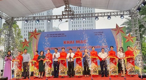 Các đại biểu cắt băng khai mạc Tuần hàng tư vấn, giới thiệu và bán sản phẩm OCOP năm 2022 tại Trung tâm thương mại Mê Linh Plaza, quận Hà Đông (Hà Nội).