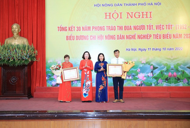 Phó Chủ tịch Trung ương Hội Nông dân Việt Nam Bùi Thị Thơm; Phó Bí thư Thường trực Thành ủy Hà Nội Nguyễn Thị Tuyến trao Bằng khen của Thủ tướng Chính phủ cho 2 nông dân Thủ đô xuất sắc.