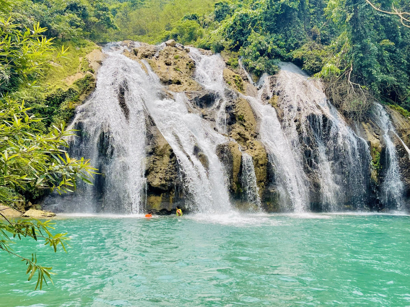 Du khách đến với thác Tà Puồng có thể đắm mình giữa làn nước mát lạnh dưới chân thác. Ảnh: Thanh Thủy - TTXVN
