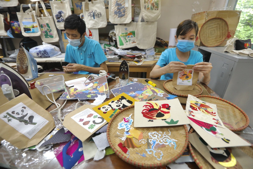 Lấy nguồn nguyên liệu từ vải thừa sau khi cắt may, Vụn Art đã chuyển thể tranh dân gian thành tranh vải.