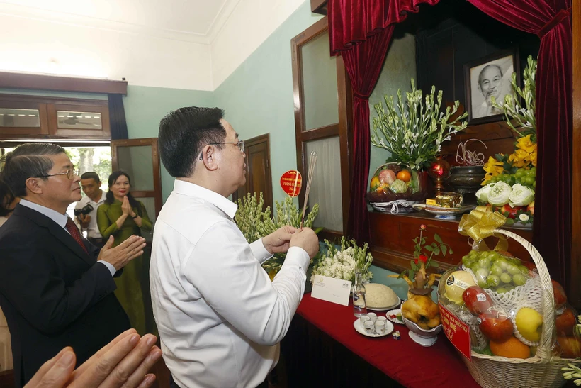 Chủ tịch Quốc hội Vương Đình Huệ dâng hương tưởng niệm Chủ tịch Hồ Chí Minh. Ảnh: Doãn Tấn - TTXVN