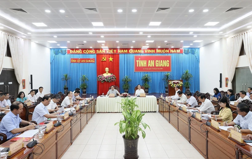 Thủ tướng Phạm Minh Chính chủ trì làm việc với Ban Thường vụ Tỉnh ủy An Giang. Ảnh: Dương Giang - TTXVN 