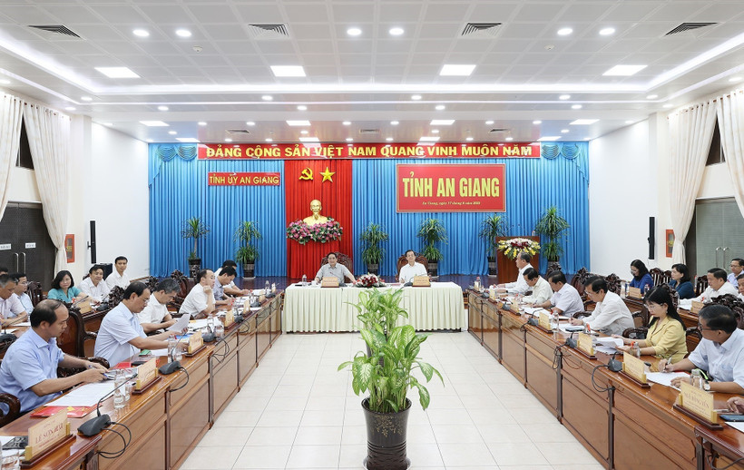 Thủ tướng Phạm Minh Chính chủ trì làm việc với Ban Thường vụ Tỉnh ủy An Giang. Ảnh: Dương Giang - TTXVN 