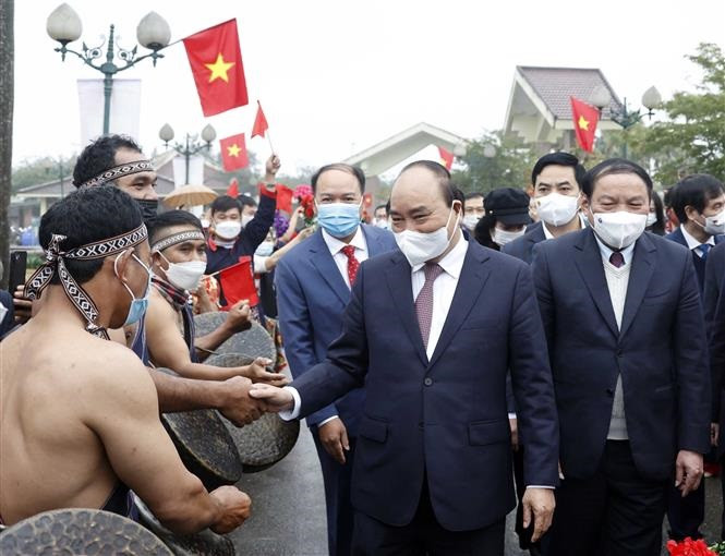 Chủ tịch nước Nguyễn Xuân Phúc dự Ngày hội “Sắc Xuân trên mọi miền Tổ quốc” năm 2022.