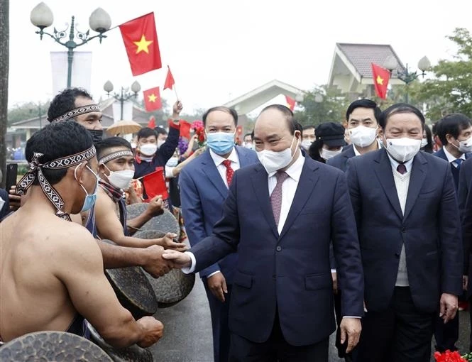Chủ tịch nước Nguyễn Xuân Phúc dự Ngày hội “Sắc Xuân trên mọi miền Tổ quốc” năm 2022.