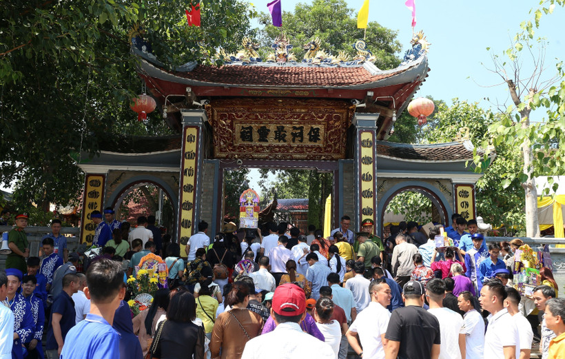 Đông đảo nhân dân và du khách thập phương đến dâng hương, tham quan vãn cảnh tại Khu di tích đền Bảo Hà ở xã Bảo Hà, huyện Bảo Yên (Lào Cai) dịp Quốc khánh 02/9/2023. Ảnh: Quốc Khánh - TTXVN