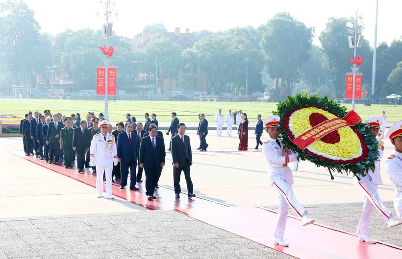 Các đồng chí lãnh đạo, nguyên lãnh đạo Đảng, Nhà nước đặt vòng hoa và vào Lăng viếng Chủ tịch Hồ Chí Minh. Ảnh: Phạm Kiên - TTXVN 