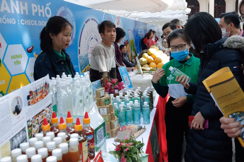 Hà Nội tiếp tục cùng các tỉnh, thành phố đẩy mạnh hoạt động tư vấn, hỗ trợ xây dựng mô hình hợp tác xã sản xuất, kinh doanh gắn với chuỗi giá trị sản phẩm; đồng thời, đẩy mạnh ứng dụng công nghệ thông tin trong hoạt động quảng bá, xúc tiến thương mại, tiê