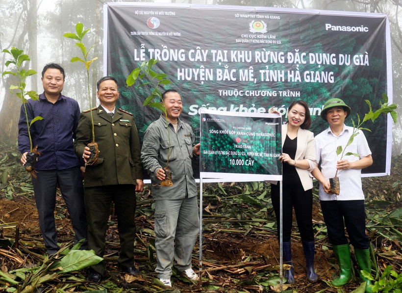 Đồng bào dân tộc tham gia trồng cây tại khu vực rừng đặc dụng xã Minh Sơn, huyện Bắc Mê (Hà Giang). Ảnh: Nam Thái - TTXVN