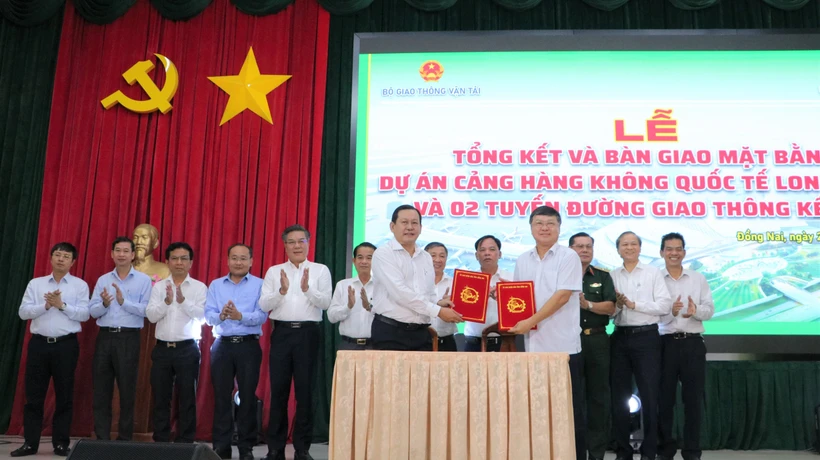 Đại diện Ủy ban Nhân dân tỉnh Đồng Nai và Cảng vụ hàng không miền Nam ký biên bản bàn giao mặt bằng sân bay Long Thành. Ảnh: Công Phong - TTXVN
