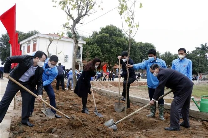 Các đại biểu tham gia trồng cây tại Nhà văn hóa thôn Núi, xã Việt Tiến, huyện Việt Yên (Bắc Giang). Ảnh: Đồng Thúy - TTXVN