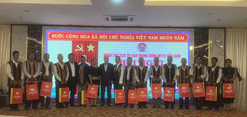 Trao quà cho các đại biểu là người uy tín tiêu biểu của cộng đồng dân tộc thiểu số khu vực Tây Nguyên tại Hội nghị tiếp xúc đồng bào dân tộc thiểu số, miền núi các tỉnh khu vực Tây Nguyên cuối năm 2022. Ảnh: Hồng Điệp - TTXVN 