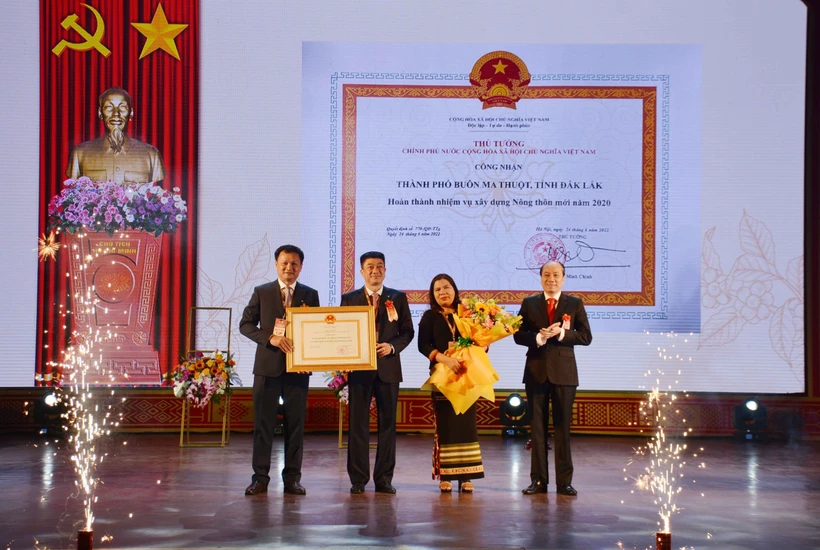 Chủ tịch UBND tỉnh Đắk Lắk Phạm Ngọc Nghị trao Quyết định của Thủ tướng Chính phủ công nhận thành phố Buôn Ma Thuột hoàn thành nhiệm vụ xây dựng Nông thôn mới. Ảnh: Hoài Thu - TTXVN