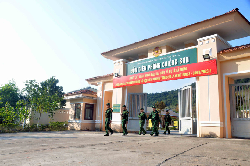 Các cán bộ, chiến sỹ Đồn Biên phòng Chiềng Sơn (Bộ Chỉ huy Bộ đội Biên phòng tỉnh Sơn La) hành quân tuần tra, kiểm soát để bảo vệ sự bình yên cho mọi người, mọi nhà. Ảnh: Quang Quyết - TTXVN
