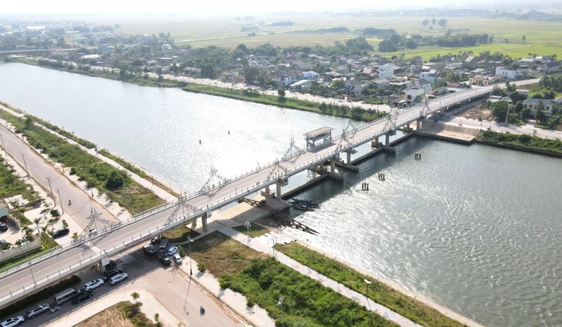 Công trình đập ngăn mặn sông Hiếu ở thành phố Đông Hà (Quảng Trị). Ảnh: Nguyên Lý - TTXVN