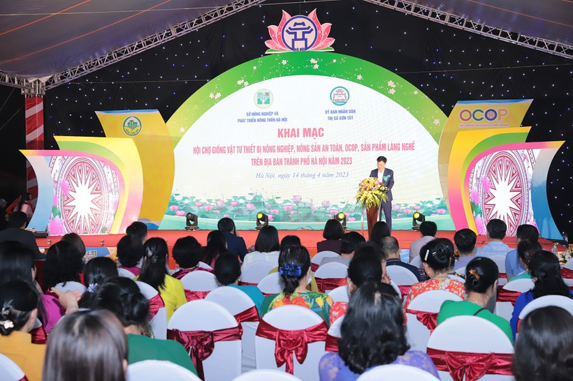 Tối 14/4, Sở Nông nghiệp và Phát triển nông thôn Hà Nội phối hợp với Ủy ban Nhân dân thị xã Sơn Tây tổ chức khai mạc Hội chợ giống, vật tư thiết bị nông nghiệp, nông sản an toàn, sản phẩm OCOP, sản phẩm làng nghề trên địa bàn thành phố Hà Nội năm 2023.