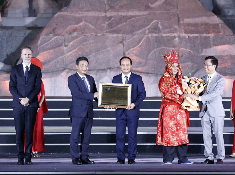 Ông Hoàng Đạo Cương, Thứ trưởng Bộ Văn hóa, Thể thao và Du lịch trao Bằng ghi danh "Thực hành Then của người Tày, Nùng, Thái ở Việt Nam" vào danh sách Di sản văn hóa phi vật thể đại diện của nhân loại cho lãnh đạo tỉnh Tuyên Quang. Ảnh: Thống Nhất - TTXVN