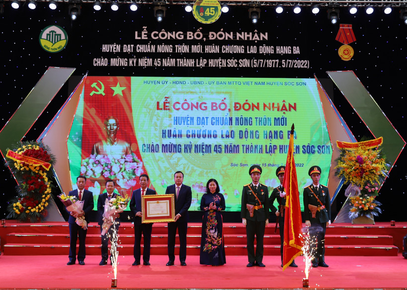 Thừa ủy quyền của Chủ tịch nước, Ủy viên Trung ương Đảng, Phó Bí thư Thường trực Thành ủy Hà Nội Nguyễn Thị Tuyến trao Huân chương Lao động hạng Ba cho Đảng bộ, chính quyền và nhân dân huyện Sóc Sơn.