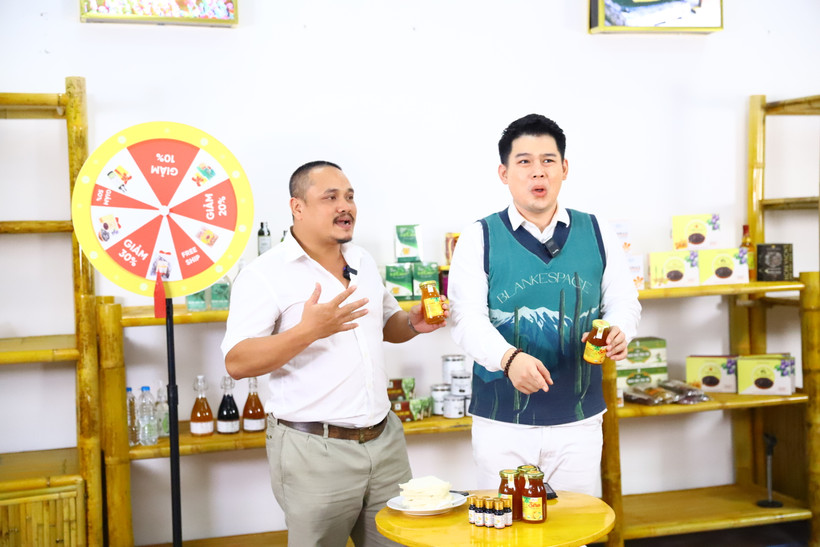 Chủ thể sản phẩm OCOP của Hà Nội cùng MC chia sẻ những giá trị văn hóa, lịch sử kết tinh trong sản phẩm.