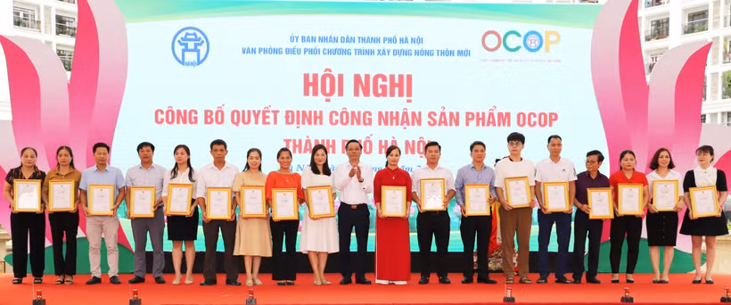 Ông Chu Phú Mỹ, Chánh Văn phòng Điều phối chương trình xây dựng nông thôn mới thành phố Hà Nội trao quyết định công nhận sản phẩm OCOP cho các chủ thể.