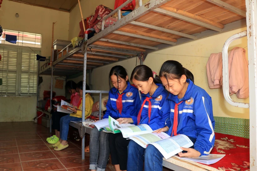 Học sinh Trường Tiểu học và Trung học cơ sở Mường Tè, huyện Vân Hồ (Sơn La) ôn bài ngoài giờ lên lớp. Ảnh: Hữu Quyết - TTXVN