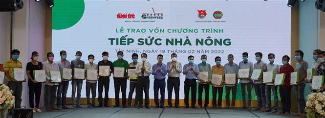 Lãnh đạo Ủy ban Nhân dân tỉnh Tây Ninh và đại diện nhà tài trợ trao vốn cho 40 nông dân. Ảnh: Thanh Tân - TTXVN