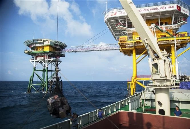 Chuyển quà Tết từ tàu Trường Sa 10 lên nhà giàn DK1. Ảnh: Hồng Đạt - TTXVN