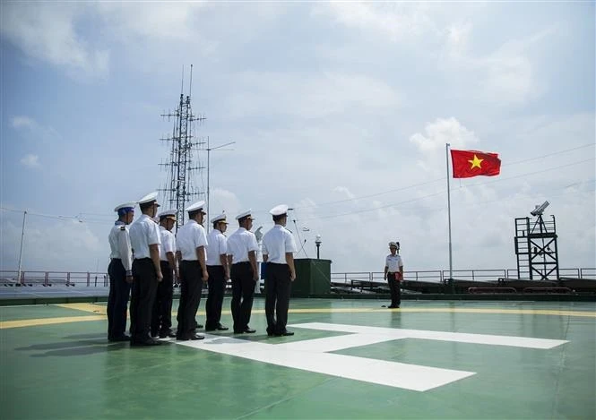 Quang cảnh Lễ chào cờ Tổ quốc trên Nhà giàn DK1/9. Ảnh: Hồng Đạt - TTXVN