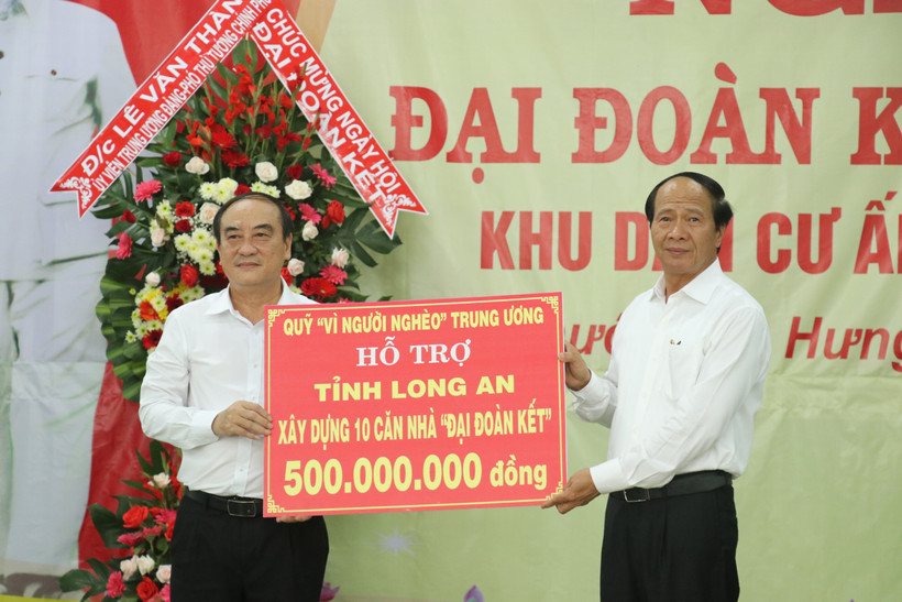 Phó Thủ tướng Lê Văn Thành trao tặng 10 căn nhà từ Quỹ vì người nghèo cho người dân có hoàn cảnh khó khăn tỉnh Long An. Ảnh: Bùi Giang - TTXVN
