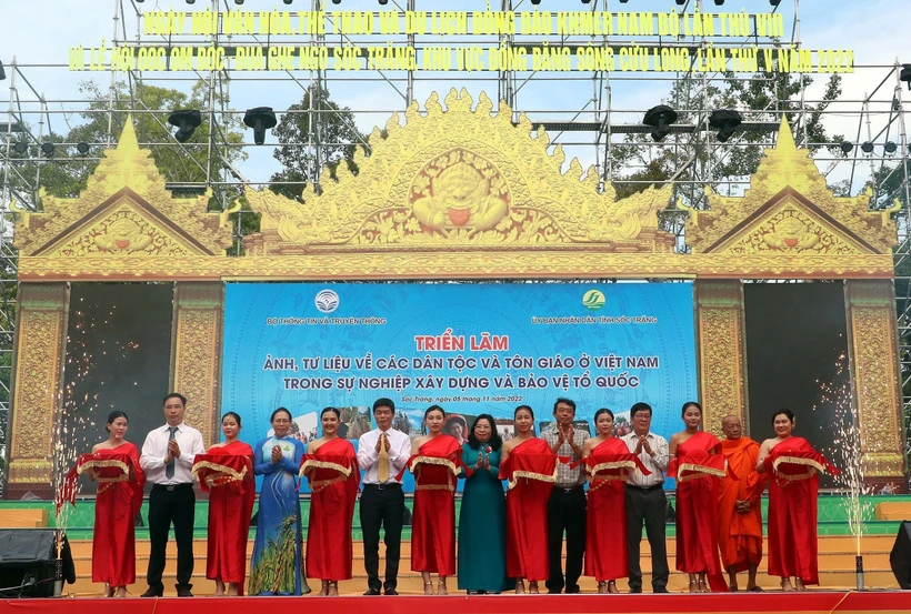 Các đại biểu cắt băng khai mạc triển lãm. Ảnh: Trung Hiếu - TTXVN