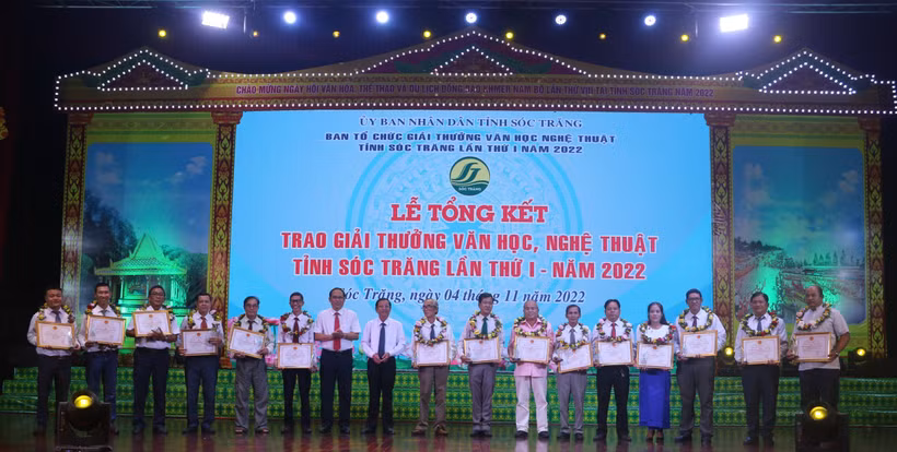 Ban tổ chức trao Giải thưởng văn học, nghệ thuật tỉnh Sóc Trăng lần thứ nhất, năm 2022 cho các cá nhân đạt giải. Ảnh: Nhật Bình - TTXVN