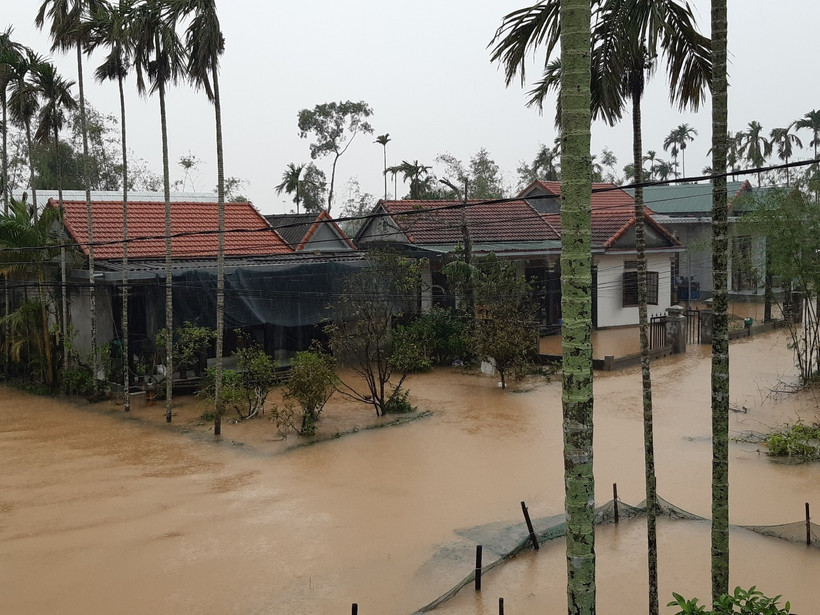 Nhiều địa phương tại Thừa Thiên - Huế vẫn đang ngập trong biển nước. Ảnh: Mai Trang - TTXVN