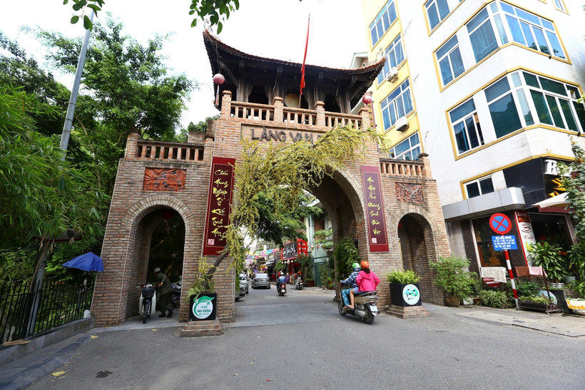 Làng lụa Vạn Phúc nằm cách trung tâm Thủ đô Hà Nội chừng 11 km về phía Tây Bắc, thuộc phường Vạn Phúc, quận Hà Đông, có nghề dệt lụa lâu đời bậc nhất ở Việt Nam với bề dày trên 1000 năm.