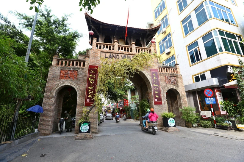 Làng lụa Vạn Phúc nằm cách trung tâm Thủ đô Hà Nội chừng 11 km về phía Tây Bắc, thuộc phường Vạn Phúc, quận Hà Đông, có nghề dệt lụa lâu đời bậc nhất ở Việt Nam với bề dày trên 1000 năm.