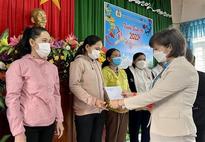 Bà Nguyễn Thị Bích Thủy, Phó Chủ tịch Thường trực Liên đoàn Lao động tỉnh Bình Định tặng quà Tết cho người lao động có hoàn cảnh đặc biệt khó khăn ở huyện Vân Canh (Bình Định). Ảnh: Nguyên Linh - TTXVN