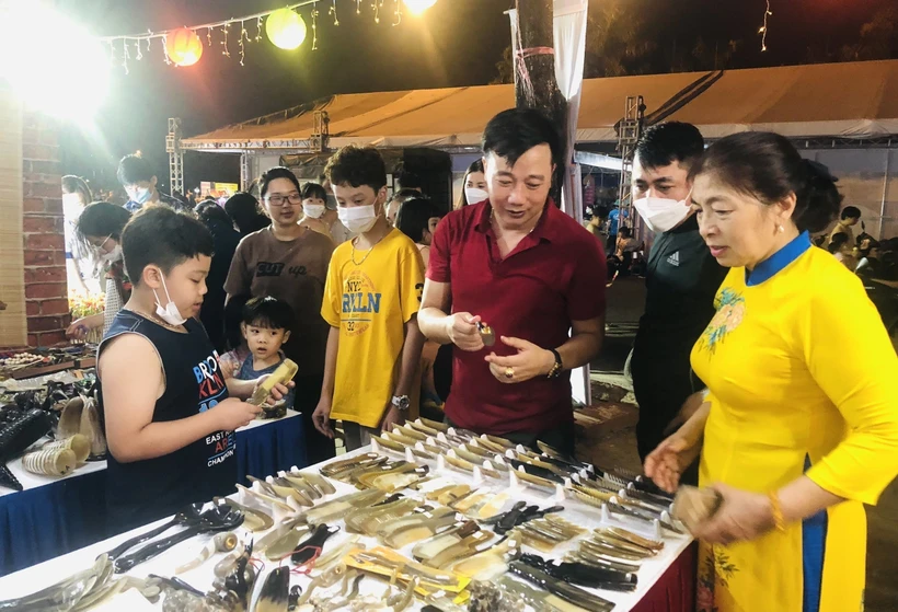 Để khai thác thế mạnh làng nghề phát triển du lịch, Hà Nội đã lên kế hoạch nhằm phát triển tổng thể các làng nghề. Cùng với đó là các chính sách hỗ trợ làng nghề trong hoạt động quảng bá, xúc tiến thương mại.