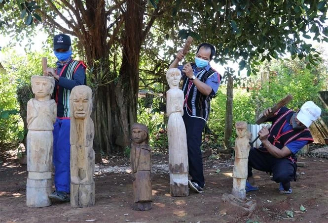 Các nghệ nhân tạc tượng sử dụng kỹ thuật tinh xảo hoàn thiện những sản phẩm của mình. Ảnh: Hồng Điệp - TTXVN