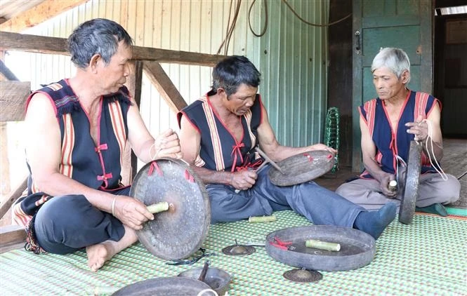 Các nghệ nhân chỉnh chiêng tại làng Mrông Yố 1, xã Ia Ka, huyện Chư Păh (Gia Lai). Ảnh: Hồng Điệp - TTXVN