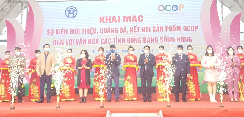 Lãnh đạo Sở Nông nghiệp và Phát triển nông thôn Hà Nội cùng Văn phòng Điều phối Nông thôn mới Trung ương và Ủy ban Nhân dân quận Tây Hồ cắt băng khai mạc “Sự kiện giới thiệu, quảng bá, kết nối sản phẩm OCOP gắn với văn hóa các tỉnh Đồng bằng sông Hồng” nă