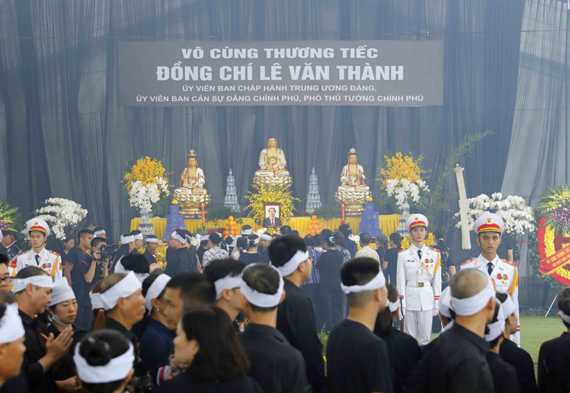 Nhân dân huyện Vĩnh Bảo (Hải Phòng) thắp hương tại lễ an táng Phó Thủ tướng Lê Văn Thành. Ảnh: An Đăng - TTXVN